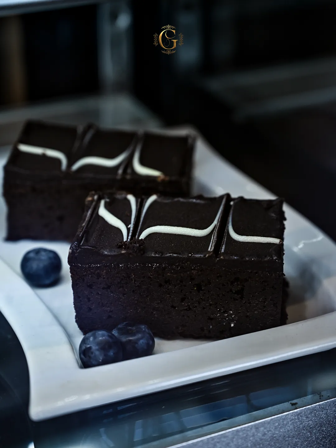 Hausgemachte Schokoladen-Brownies mit Blaubeeren