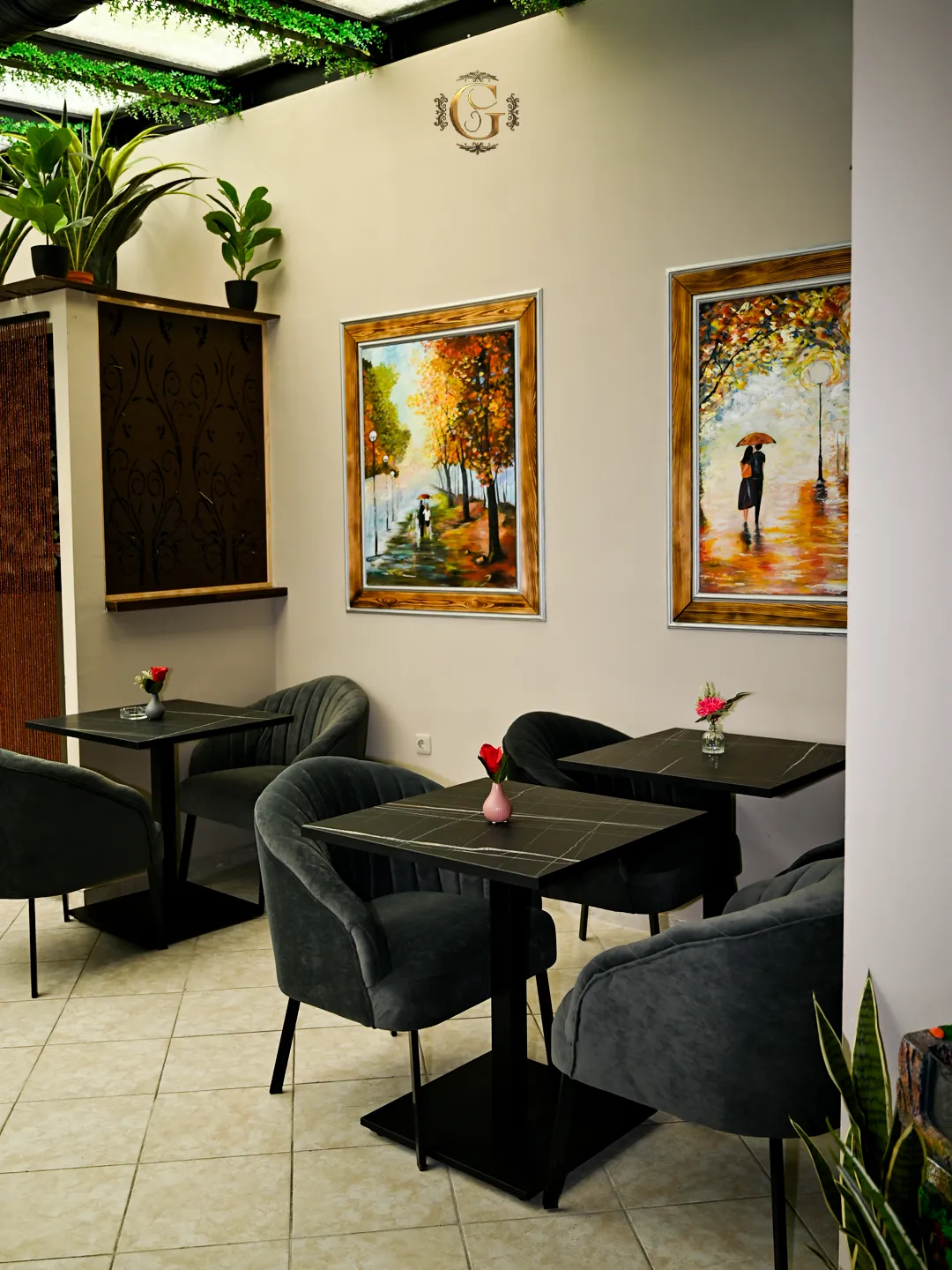 Moderner Sitzbereich im Café