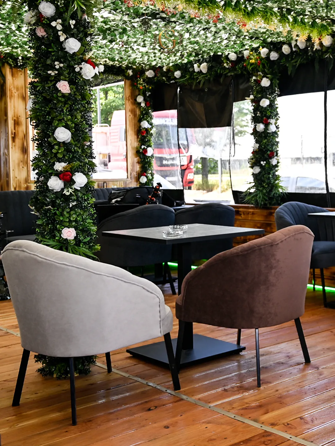 Gemütlicher Sitzbereich mit Blumen-Dekoration
