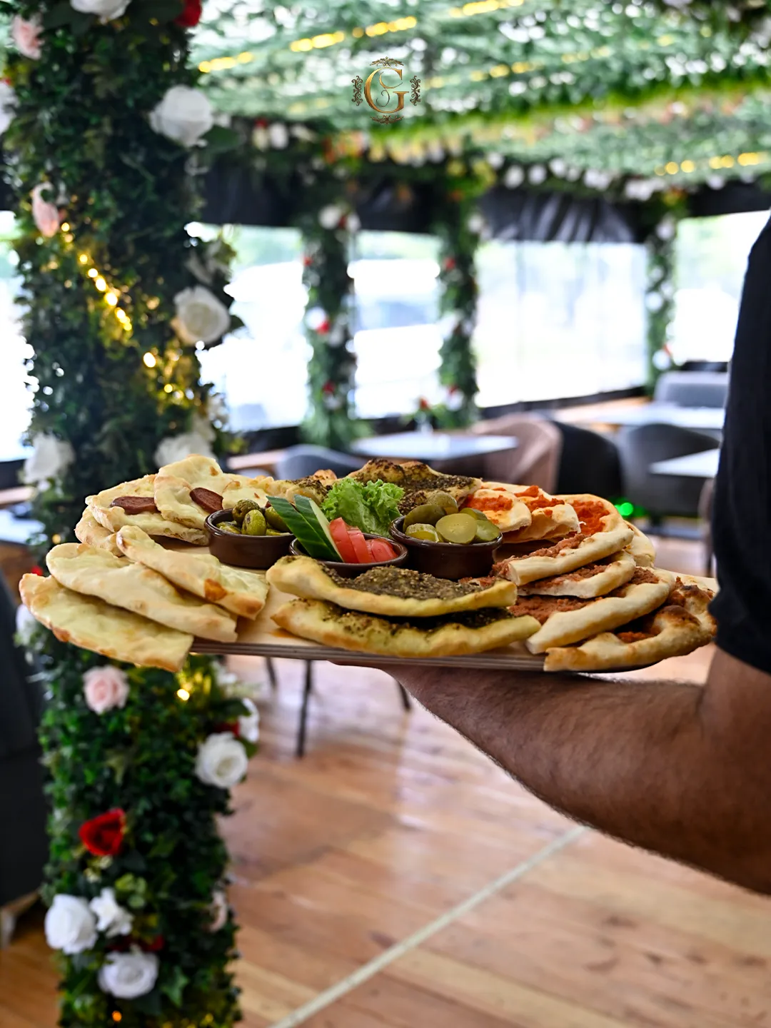 Herzhafte Wraps-Platte mit Dips